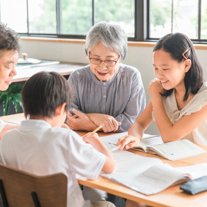 息子や孫と楽しく面会している施設利用者